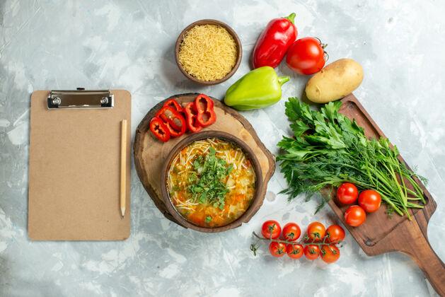 西红柿俯瞰美味的蔬菜汤与绿色和新鲜蔬菜上白墙蔬菜餐汤食品晚餐蔬菜汤