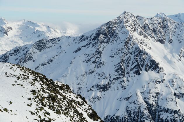 远景奥地利阿尔卑斯山风景如画阿尔卑斯山岩石雪帽