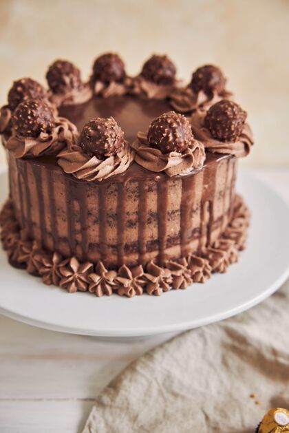 零食垂直高角度拍摄一个新鲜的巧克力蛋糕装饰美味的巧克力在一个盘子里巧克力甜点生日