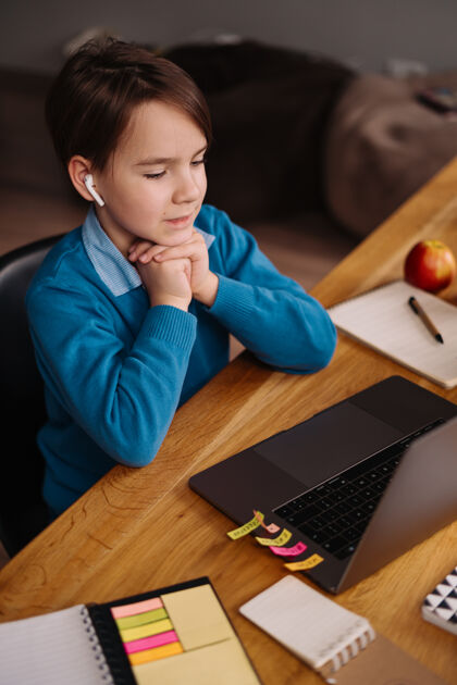 在线教育一个未成年男孩用笔记本电脑在线上课课业知识家庭学校