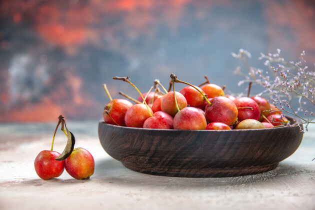 碗侧面特写查看樱桃木碗里的樱桃树多汁成熟苹果