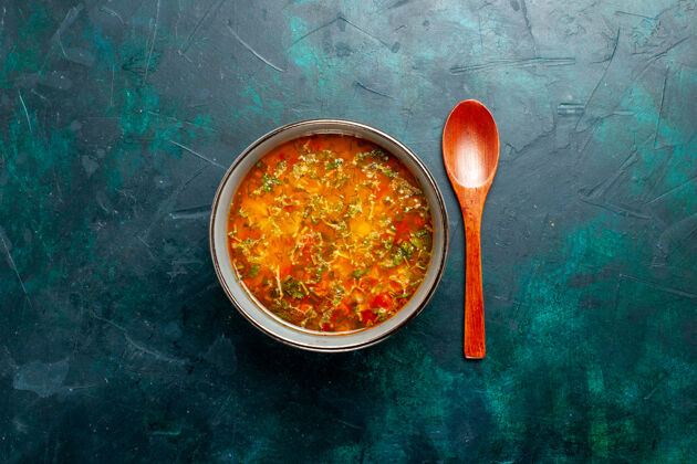 内部顶视图美味的蔬菜汤在盘子里绿色的背景食物蔬菜配料汤产品餐蔬菜勺子顶部