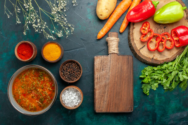 晚餐俯瞰美味的蔬菜汤与调味料的绿色表面食品蔬菜配料汤产品餐配料汤观点