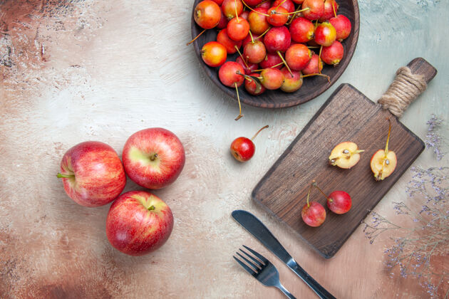 健康顶部特写查看樱桃樱桃在碗和板上三个苹果叉刀水果特写多汁
