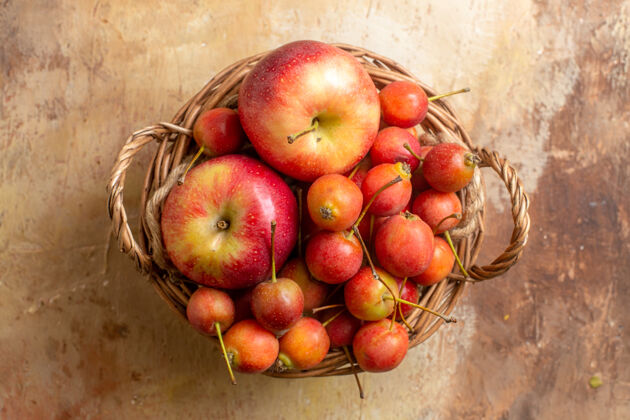 食物顶部特写查看浆果木制篮子的苹果浆果在桌子上水果多汁吃苹果