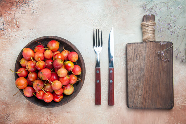 水果顶部特写查看樱桃开胃樱桃在碗的砧板叉刀营养膳食饮食