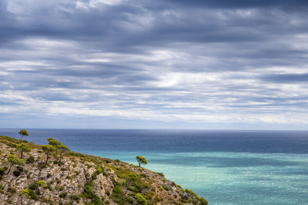悬崖在多云的天空中可以看到悬崖和大海的壮观景色多云景色天空