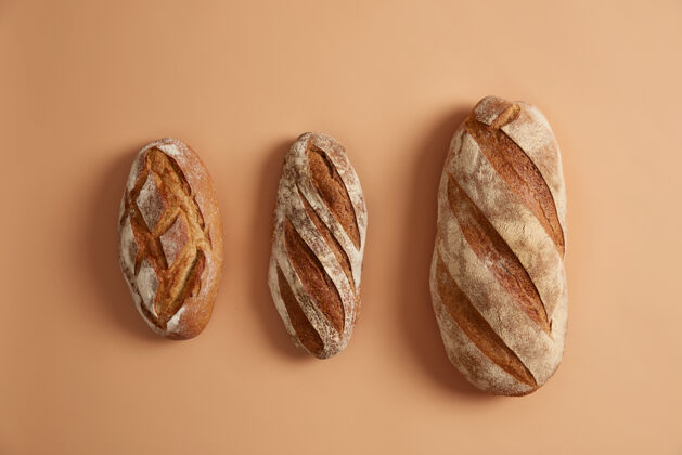 配料三个美味的面包 米色背景无麸质自制面包产品有机新鲜烤荞麦白面包发酵创新的烘焙理念头顶镜头形状谷物商品