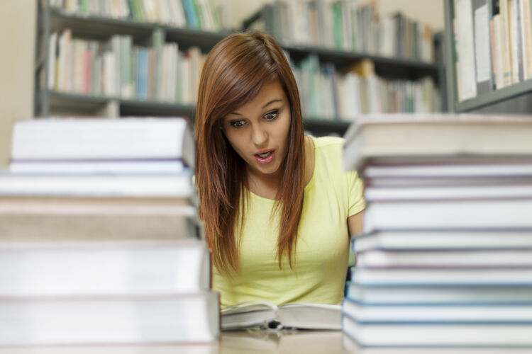 科学看恐怖书的女人工作大学女性