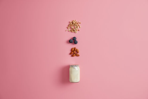 浆果健康的营养 干净的饮食理念燕麦片的配料有蓝莓 杏仁和酸奶准备美味的甜营养低热量甜点早餐时间带水果的麦片松香素食膳食