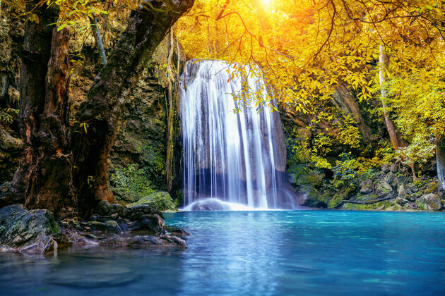 流体泰国 秋天的Erawan瀑布美丽的瀑布 天然的翡翠池树叶秋天天堂
