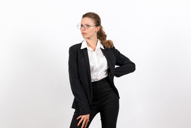 服装前视年轻女性在白色背景上穿着严格的经典套装女性工作商务女性工作服企业家年轻女性女性