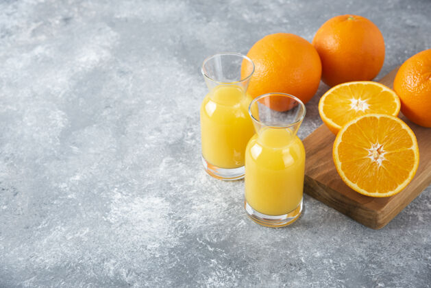 冷一杯果汁加一片橙子橙子鸡尾酒新鲜