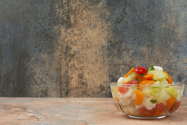 玻璃杯美味的蔬菜放在大理石的玻璃板上胡萝卜蔬菜花椰菜