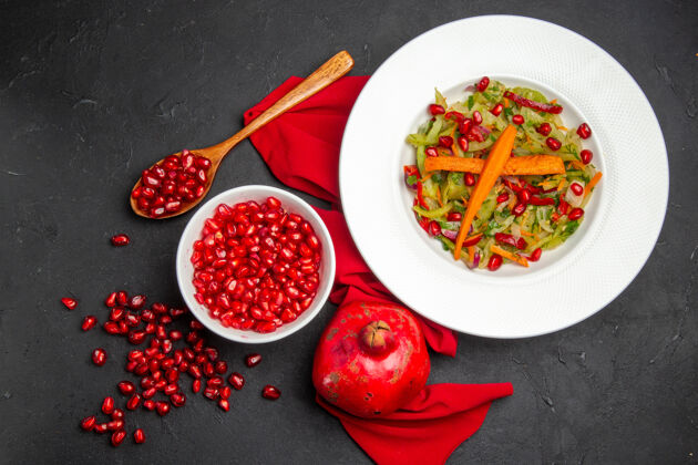 辣椒俯瞰石榴碗石榴籽桌布石榴蔬菜沙拉健康餐厅番茄