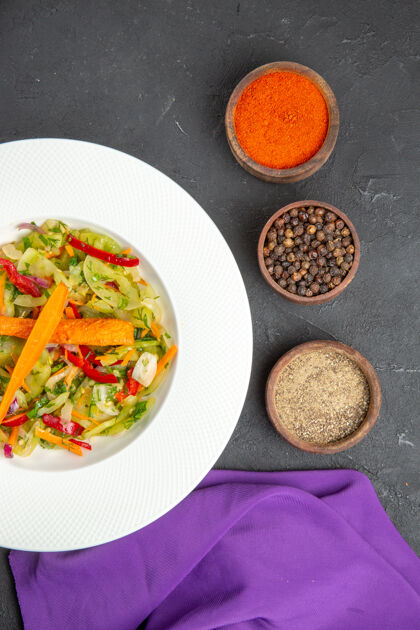 西红柿俯瞰蔬菜沙拉五颜六色的香料紫色桌布蔬菜胡椒沙拉