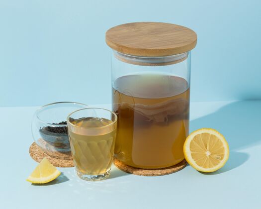 排列配上美味的康普茶饮料自然健康康普茶
