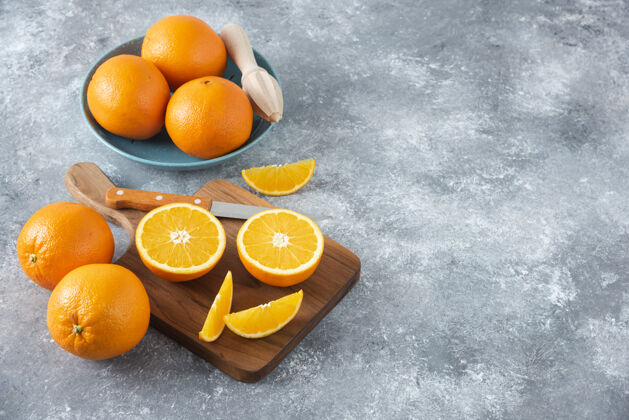 柑橘把橙子切成片 放在木板上 再放上整个橙子异国情调橙子天然