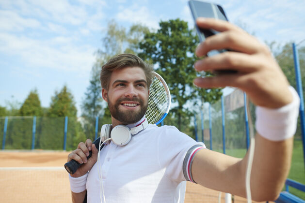 网球玩家正在自拍球场耳机姿势