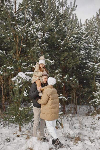 幼儿一家人在度假时戴着编织的冬帽季节雪地公园