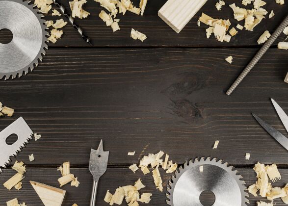 木工桌面上的木制工具俯视图工匠车间木材