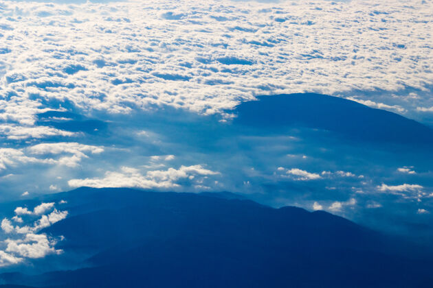 云景白天的白云山脉自然积云