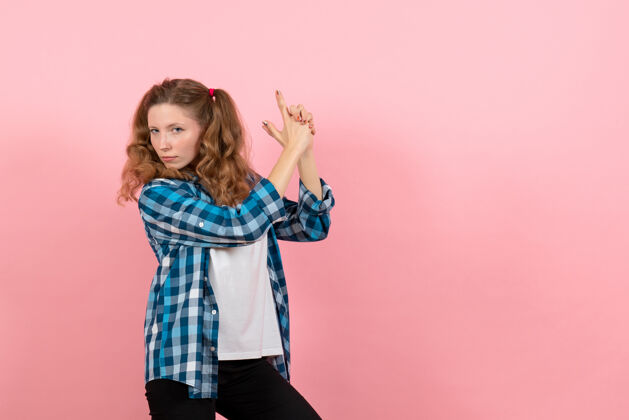 头发正面图：穿着格子衬衫的年轻女性在粉色背景上摆姿势 女性儿童青少年色彩情感模型青年格子成人