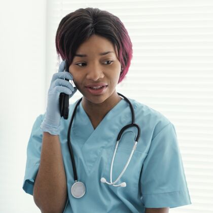 医生中等身材的女人在打电话医疗保健专业人士事业生活方式
