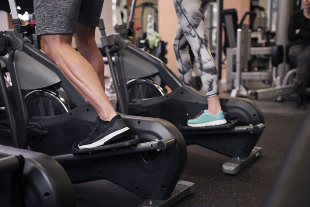 侧视强健的双腿运动训练能量健身俱乐部