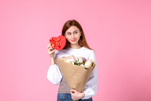 玫瑰正面图：年轻女性 带鲜花 在粉色背景上作为妇女节礼物 水平三月平等爱女性约会玫瑰女人人礼物年轻女性