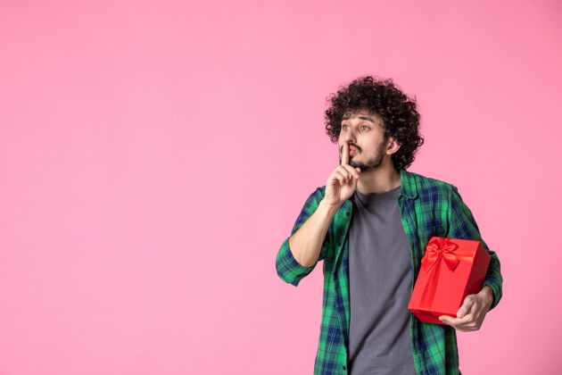 文案浅粉色墙上红色包裹的年轻男性正面图人红色包装人