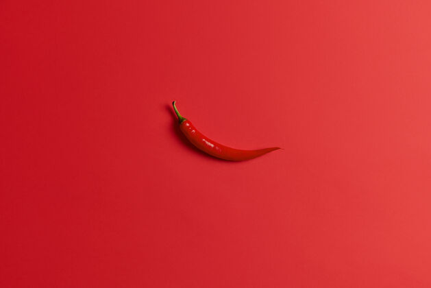 划船长形的红辣椒可以作为调味品添加在烹饪中准备用辣椒调味的菜肴选择性聚焦从家里的花园收集新鲜蔬菜单色头顶新鲜