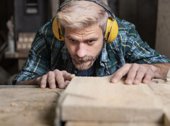 防护砍木板的人木工工匠人