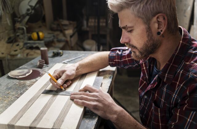 男在木头上画画的人木材工匠绘画