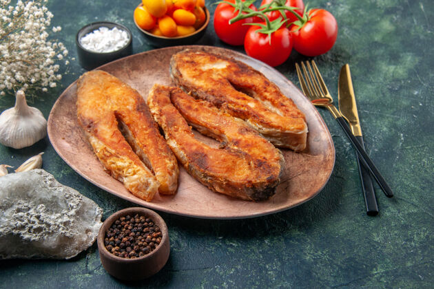 肉棕色盘子上美味炸鱼的俯视图和餐具集调味品食物在混合颜色的桌子上 提供免费空间蔬菜餐炸鱼