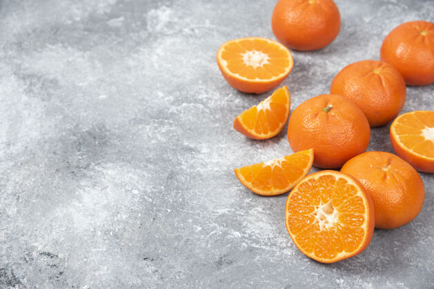 桔子片把新鲜多汁的橙子全切块放在石桌上整体切割生的
