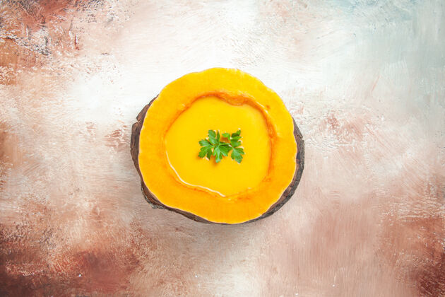 胡椒顶视图一个开胃的汤在南瓜板上板水果甜椒
