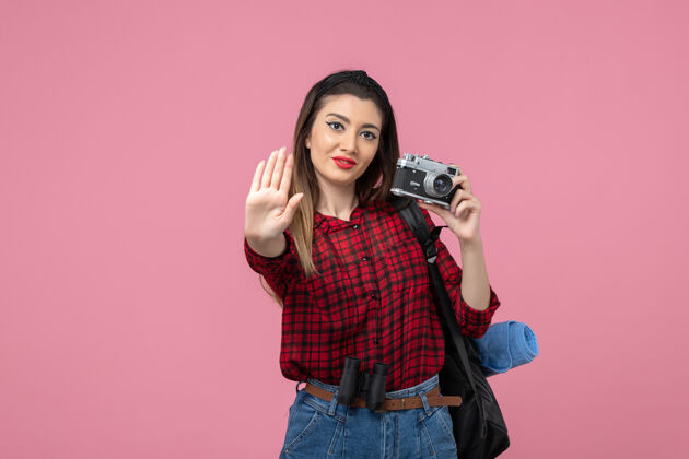 衬衫正面图：穿着红色衬衫的年轻女性 在粉色办公桌上用相机拍照的女性模特成人年轻女性漂亮