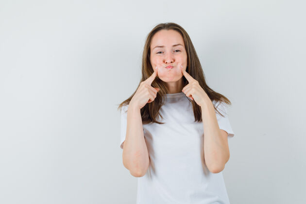 优雅穿着白色t恤的年轻女士用手指抚摸着被吹散的脸颊人类积极T恤