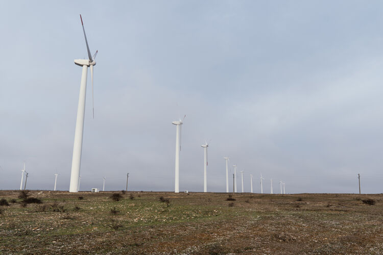 风能许多风力涡轮机在现场发电环保可再生能源可持续发展