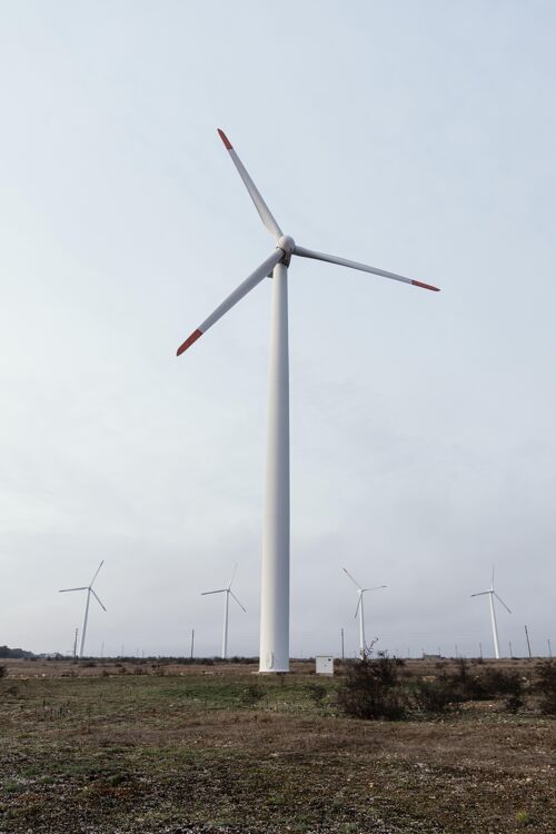 可持续发展风力涡轮机在发电场的正面图电能风能可再生资源
