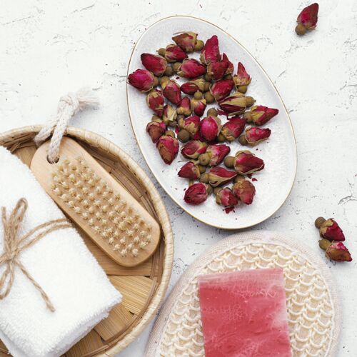 肥皂顶视图花卉和肥皂安排自制健康治疗