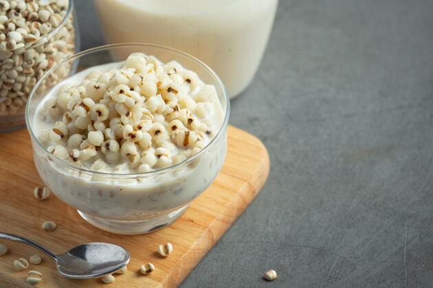 丰富小米椰奶甜点在玻璃碗里抗氧化剂好的蛋白质