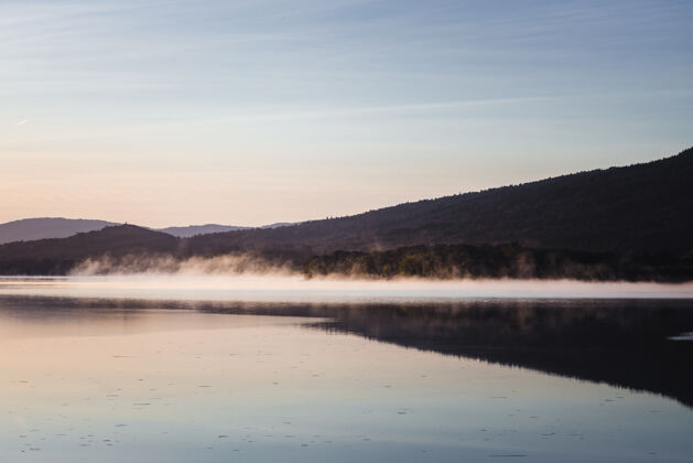 雾白天蓝天下的山边湖海陆地风景