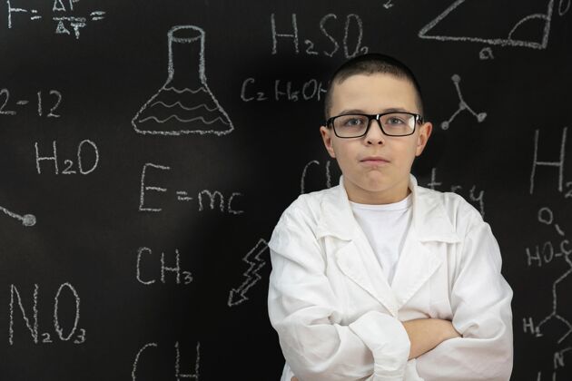 黑板实验室里穿着外套的男孩科学家实验室科学