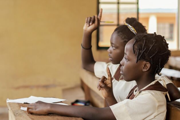 青年非洲孩子注意上课非洲班级课堂