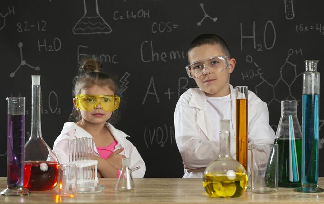 男孩孩子们在实验室做实验实验室外套孩子防护眼镜