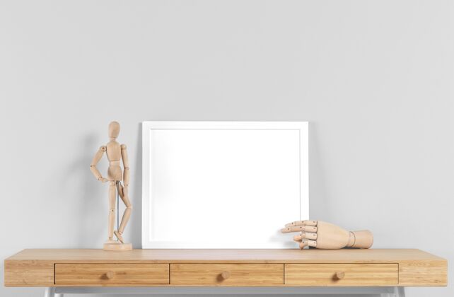 人体把模型架在人体旁边的桌子上白色框架框架模型