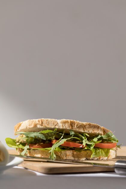 正餐烤面包三明治的正面图 有西红柿 蔬菜和复印空间复制空间营养午餐