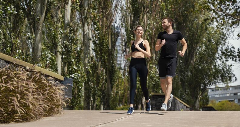 户外男人和女人一起在户外慢跑的正面图男人运动保持健康